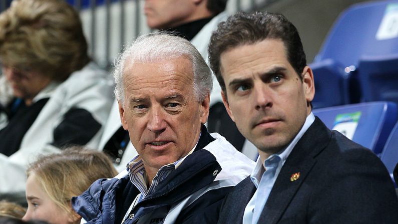 El entonces vicepresidente de Estados Unidos Joe Biden y su hijo Hunter Biden asisten a un partido preliminar de hockey femenino entre Estados Unidos y China en el UBC Thunderbird Arena el 14 de febrero de 2010 en Vancouver, Canadá. (Bruce Bennett/Getty Images)