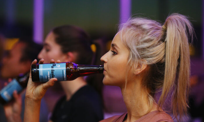 Las nuevas directrices proporcionan un recordatorio oportuno para que todos los australianos se replanteen su forma de beber a medida que se acerca la temporada de vacaciones. (Michael Dodge/Getty Images)