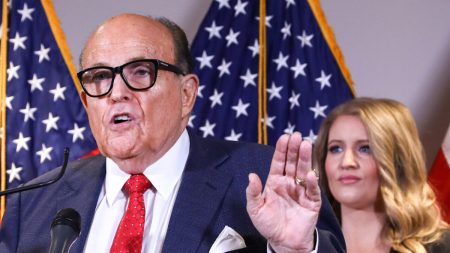 Giuliani: funcionarios estatales no darán al equipo de Trump acceso a las máquinas de votación