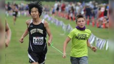 Atleta estrella de cuarto grado se convierte en ‘corredor guía’ para ayudar a adolescentes ciegos