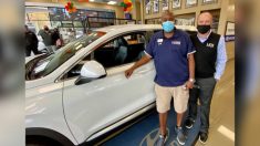 Veterano del ejército recibe un auto y denominación de héroe de Hyundai por trabajo en su comunidad