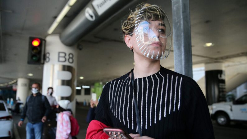 Un hombre lleva un Vue Shield mientras espera su transporte en el Aeropuerto Internacional de Los Ángeles después de llegar a casa en Los Ángeles de un viaje internacional de trabajo el 22 de diciembre de 2020. (Mario Tama/Getty Images)
