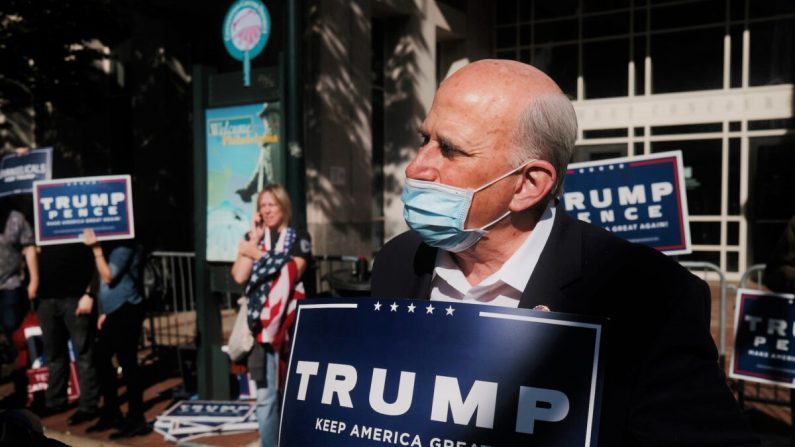 El representante Louie Gohmert (R-TX) sostiene un letrero de Trump 2020 afuera del Centro de Convenciones de Filadelfia, en Filadelfia, Pensilvania, el 6 de noviembre de 2020.  (Spencer Platt/Getty Images)
