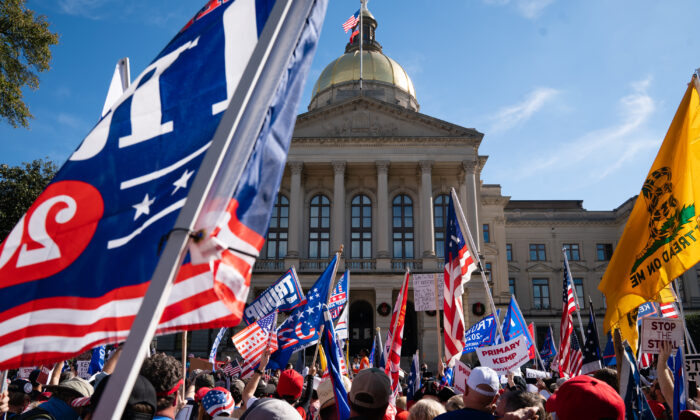 Manifestantes se reúnen frente al Capitolio del Estado de Georgia durante la protesta llamada "March for Trump" en Atlanta, Georgia, el 21 de noviembre de 2020. (Elijah Nouvelage/Getty Images)
