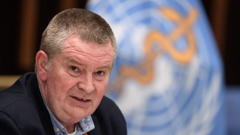 El jefe del Programa de Emergencias Sanitarias de la OMS, Michael Ryan, asiste a una conferencia de prensa en medio del brote de COVID-19, en la sede de la OMS en Ginebra el 3 de julio de 2020. (Fabrice Coffrini/POOL/AFP vía Getty Images)
