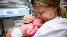 Médicos piden a mamá que aborte a su bebé por tener una enfermedad terminal, pero ella nace muy sana