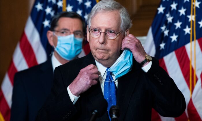 El líder de la mayoría del Senado Mitch McConnell (R-K.y.), da una conferencia de prensa en el Capitolio de Washington el 1 de diciembre de 2020. (Tom Williams/POOL/AFP vía Getty Images)