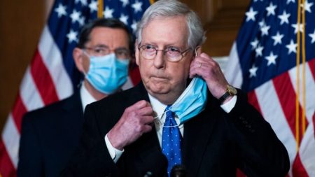 McConnell considerará proyecto de ley de defensa pese a amenaza de veto de Trump