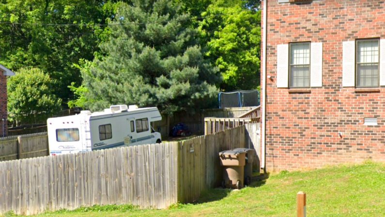 Una imagen de Google Maps tomada en mayo de 2019 muestra una casa rodante estacionada en el lote de la casa de interés similar a la de la foto publicada por el Departamento de Policía Metropolitana de Nashville. (Captura de pantalla a través de Google Maps)
