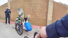 Video: Policía de Texas usa su propio dinero para comprar una nueva silla de ruedas a un vagabundo