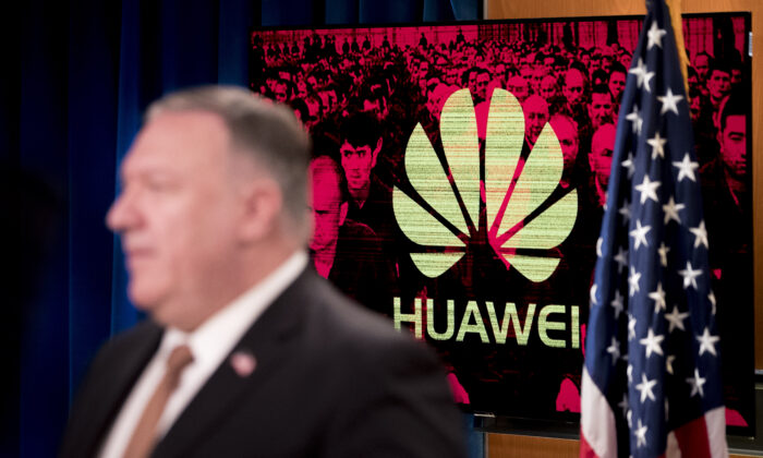 Un monitor muestra el logo de Huawei detrás del secretario de Estado Mike Pompeo durante una conferencia de prensa en el Departamento de Estado en Washington el 15 de julio de 2020. (Andrew Harnik/POOL/AFP vía Getty Images)