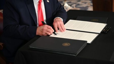 Trump firma orden ejecutiva que promueve uso de inteligencia artificial en el gobierno de EE.UU.