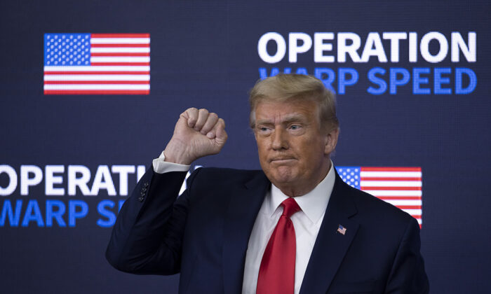 El presidente Donald Trump saluda a la multitud en la Cumbre de la Operación Warp Speed, en Washington, el 8 de diciembre de 2020. (Tasos Katopodis/Getty Images)