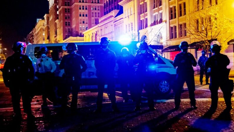 La policía bloquea una calle a un grupo de Antifa antes de los desordenes, en Washington, el 14 de noviembre de 2020. (Samuel Corum/Getty Images)