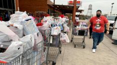 Comunidad dona 2000 regalos tras el robo de 200 juguetes al complejo de viviendas públicas de Texas