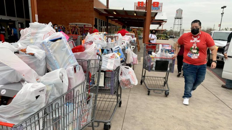 Una gran cantidad de juguetes destinados a niños que viven en un complejo de viviendas públicas de San Antonio, Texas, fueron robados, por lo que los habitantes de San Antonio donaron más de 2000 regalos y 18,000 dólares para reemplazarlos. (Cortesía de la Administración de Viviendas de San Antonio)