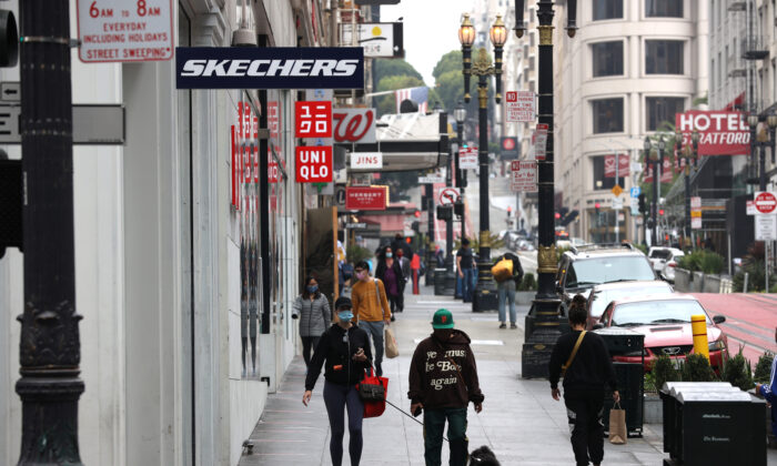 Menos compradores de lo normal caminan por el distrito comercial Union Square de San Francisco en San Francisco el 3 de septiembre de 2020. (Justin Sulliva/Getty Images)
