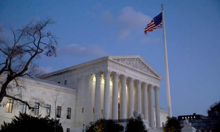 La bandera estadounidense ondea frente a la Corte Suprema de EE. UU. en Washington el 13 de febrero de 2016. (Drew Angerer/Getty Images)