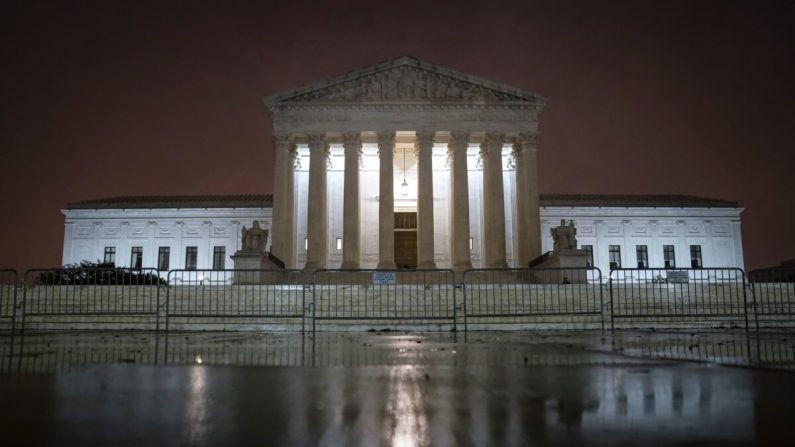 La Corte Suprema se ilumina en Washington el 12 de octubre de 2020. (Drew Angerer/Getty Images)
