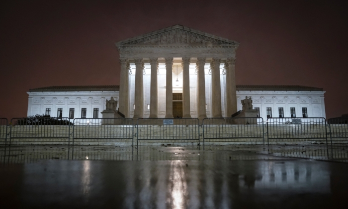 La Corte Suprema con su iluminación encendida, en Washington, el 12 de octubre de 2020. (Drew Angerer/Getty Images)