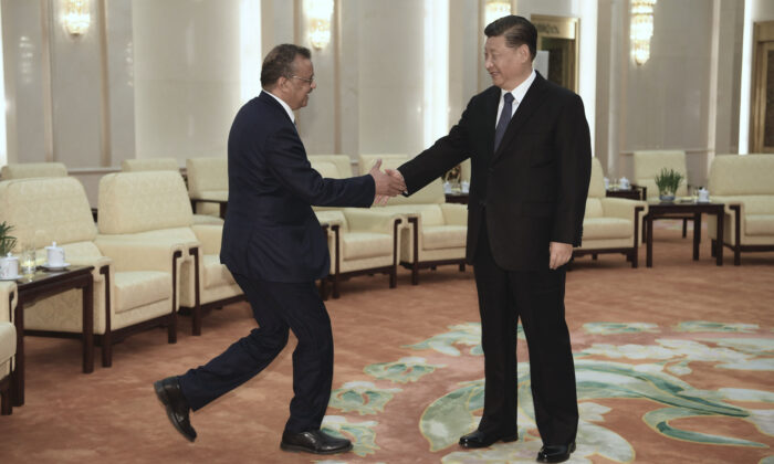Tedros Adhanom (iz), director general de la Organización Mundial de la Salud (OMS), da la mano al líder chino Xi Jinping antes de una reunión en el Gran Salón del Pueblo en Beijing, China, el 28 de enero de 2020. (Naohiko Hatta/Pool/Getty Images)