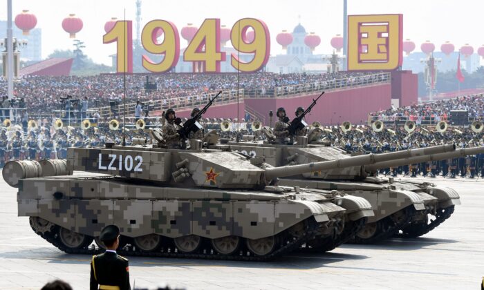 Los tanques participan en un desfile para conmemorar el 70º aniversario de la fundación de la República Popular China en 1949, en la Plaza de Tiananmen en Beijing el 1 de octubre de 2019. (Kevin Frayer/Getty Images)
