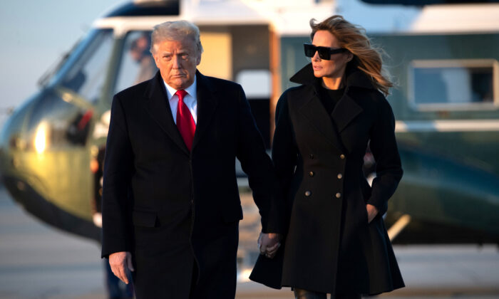 El presidente Trump y la primera dama Melania Trump caminan para abordar el Air Force One antes de salir de la Base Conjunta Andrews en Maryland para viajar a Mar-a-lago por Navidad y Año Nuevo el 23 de diciembre de 2020. (SAUL LOEB/AFP vía Getty Images)
