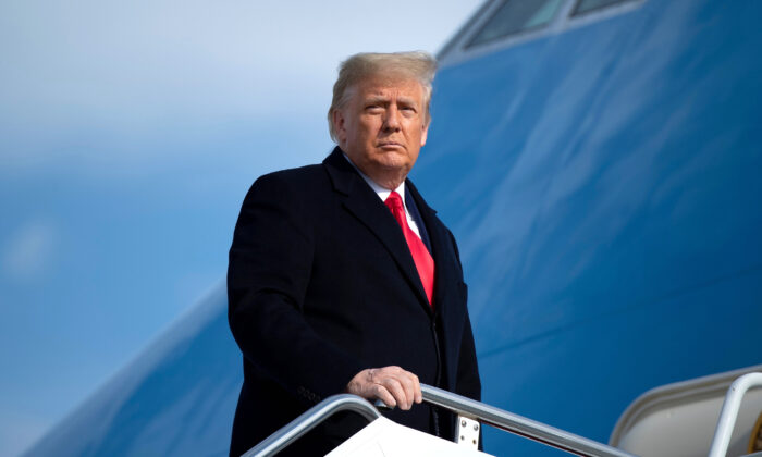 El entonces presidente Donald Trump aborda el Air Force One en la base conjunta Andrews en Maryland, el 12 de diciembre de 2020. (Brendan Smialowski/AFP a través de Getty Images)