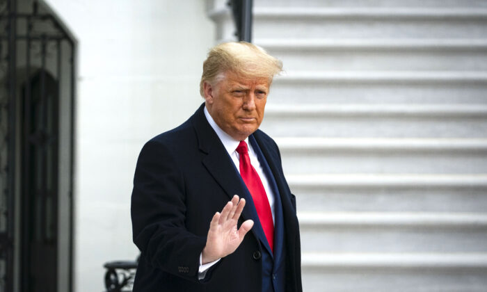El presidente Donald Trump saluda al salir al Jardín Sur de la Casa Blanca el 12 de diciembre de 2020. (Al Drago/Getty Images)