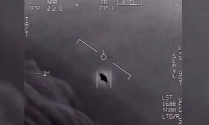 Un OVNI captado en imágenes militares desclasificadas. (Captura de pantalla de video/Departamento de Defensa)