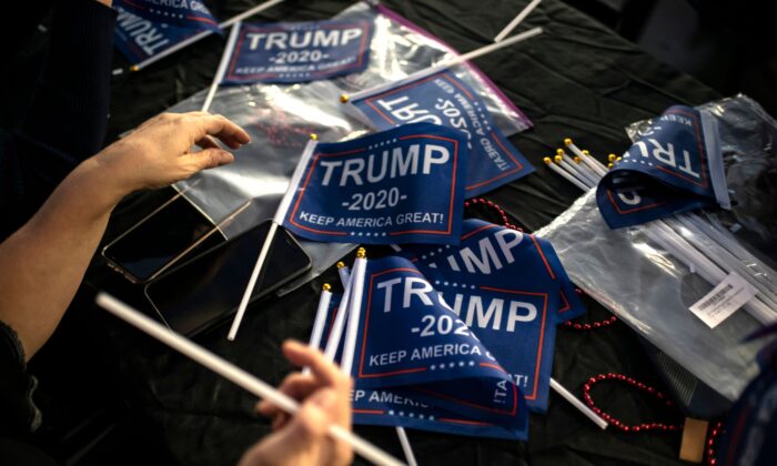 Partidarios del presidente Trump preparan unas banderas en Austin, Texas, el 3 de noviembre de 2020. (Sergio Flores/AFP vía Getty Images)