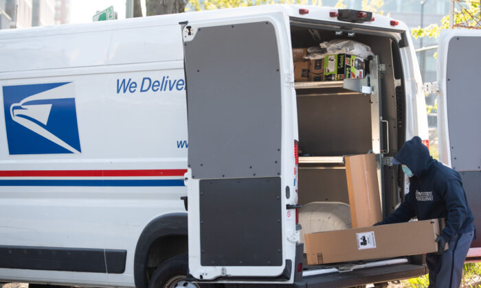 Un cartero, que usa una máscara y guantes para protegerse a sí mismo y a otros del COVID-19, coloca paquetes en un camión postal del Servicio Postal de Estados Unidos (USPS), en Washington, el 16 de abril de 2020. (Saul Loeb/AFP vía Getty Images)