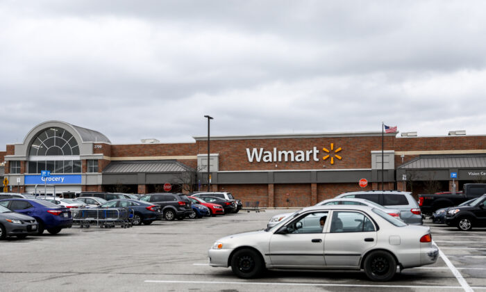 Una tienda Walmart en Columbus, Ohio, el 20 de marzo de 2020. (Charlotte Cuthbertson/The Epoch Times)