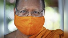 Monjes budistas de Tailandia transforman botellas de plástico en túnicas monásticas y en mascarillas