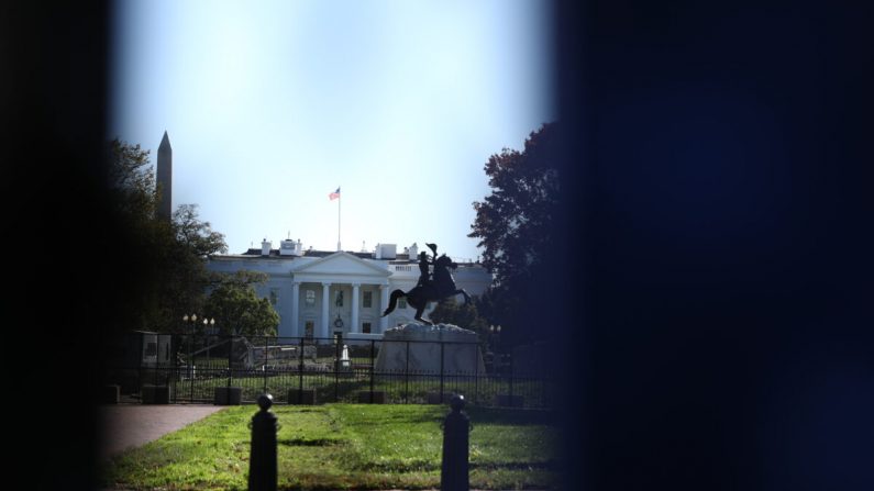 La Casa Blanca, vista a través de una valla en la calle H por la Plaza Lafayette, el 2 de noviembre de 2020. (Charlotte Cuthbertson/The Epoch Times)
