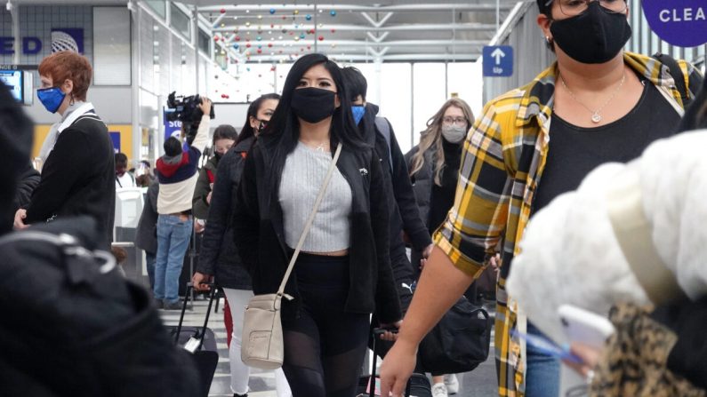 Los viajeros pasan por el Aeropuerto Internacional O'Hare el 23 de diciembre de 2020 en Chicago, Illinois. (Scott Olson/Getty Images)