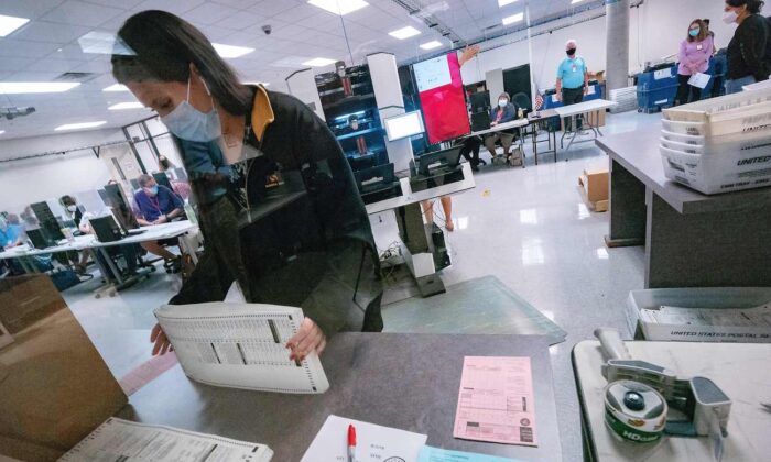 Una trabajadora electoral clasifica las boletas dentro del Departamento de Elecciones del Condado de Maricopa, en Phoenix, Arizona, el 5 de noviembre de 2020. (Olivier Touron/AFP vía Getty Images)