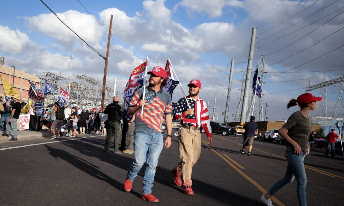 Los partidarios del presidente Donald Trump son vistos durante una manifestación frente a la oficina del Departamento de Elecciones del condado de Maricopa, en Phoenix, Arizona, el 7 de noviembre de 2020. (Mario Tama/Getty Images)