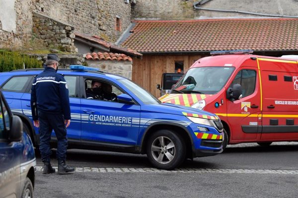Tres policías han resultado muertos y un cuarto se encuentra herido tras una intervención de los agentes en un presunto caso de violencia doméstica en la pequeña localidad francesa de Saint-Just, en el centro del país. EFE/EPA/Richard BRUNEL