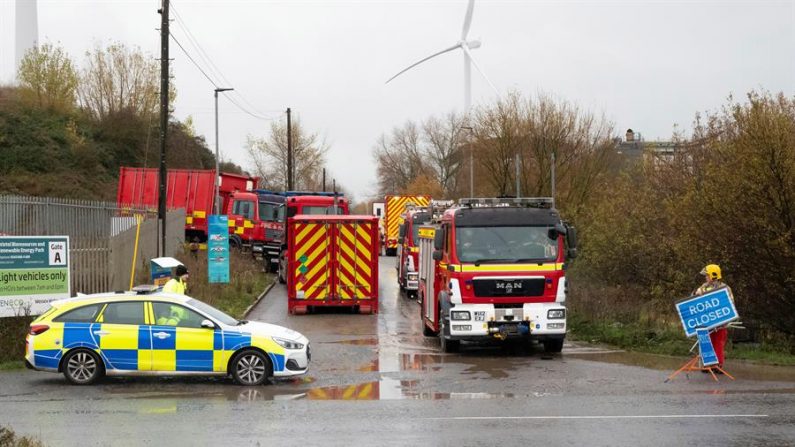 Servicios de emergencia en el lugar de la explosión en Avonmouth, Bristol, Inglaterra, el 03 de diciembre de 2020. EFE / EPA / STRINGER