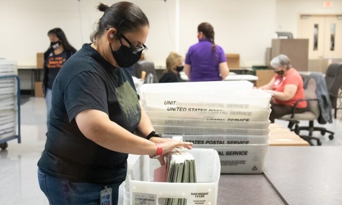 Un empleado del Departamento de Elecciones del Condado de Maricopa cuenta las boletas en Phoenix, Arizona, el 31 de octubre de 2020. (Courtney Pedroza/Getty Images)