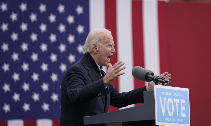 El candidato presidencial demócrata Joe Biden insta a los votantes de Georgia a votar en las próximas elecciones de segunda vuelta del Senado, en Atlanta, Georgia, el 15 de diciembre de 2020. (Drew Angerer/Getty Images)