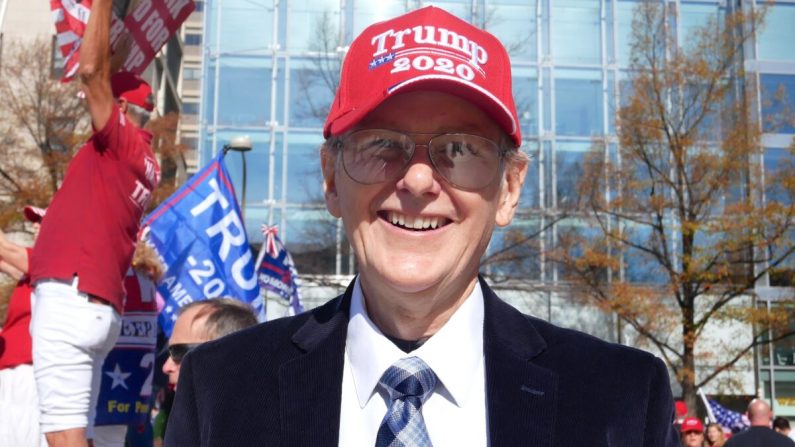 El excandidato a la carrera senatorial de Carolina del Sur y vicepresidente local del Partido de la Constitución Bill Blesdoe, en una manifestación de apoyo al presidente Donald Trump, el 22 de diciembre de 2020 (Li Chen / The Epoch Times).