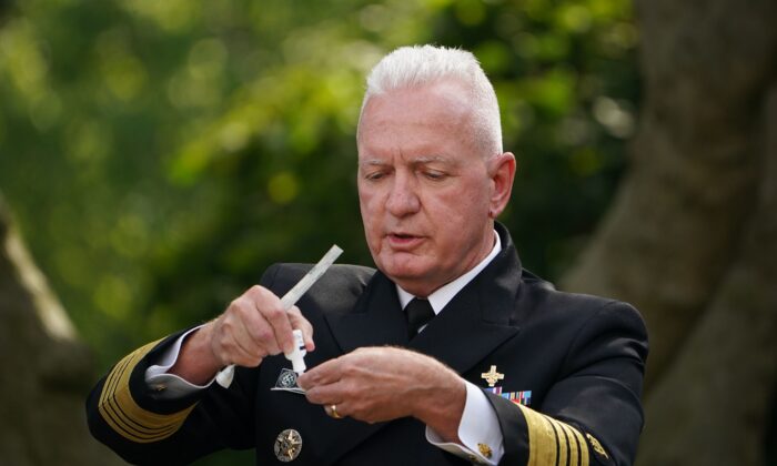 El almirante Brett Giroir, secretario asistente de salud, demuestra un kit de prueba COVID-19 en Washington el 28 de septiembre de 2020. (Mandel Ngan/AFP vía Getty Images)