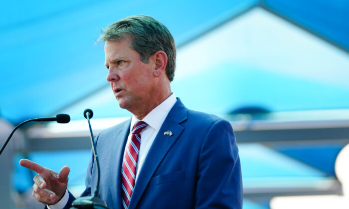 El gobernador de Georgia, Brian Kemp, habla en una conferencia de prensa anunciando la ampliación de las pruebas de COVID en todo el estado en Atlanta, Georgia, el 10 de agosto de 2020. (Elijah Nouvelage/Getty Images)