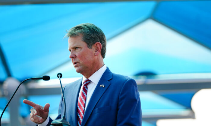 El gobernador de Georgia, Brian Kemp, en una conferencia de prensa para anunciar la ampliación de las pruebas del COVID en todo el estado en Atlanta, Georgia, el 10 de agosto de 2020. (Elijah Nouvelage/Getty Images)