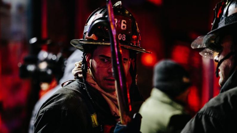 Cerca de las diez de la mañana, los bomberos seguían trabajando en el incendio de "6 alarmas" -una categoría que implica un gran despliegue, de más de un centenar de agentes- pero ya no se observaba fuego, de acuerdo a la cuenta del Departamento. EFE/ Alba Vigaray/Archivo