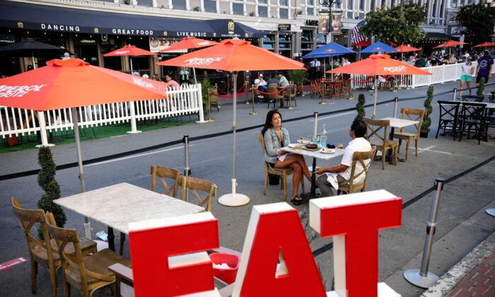 Comensales en un restaurante al aire libre a lo largo de la Quinta Avenida, en The Gaslamp Quarter, en el centro de San Diego, California, en una fotografía de archivo del 17 de julio de 2020. (Sandy Huffaker/AFP a través de Getty Images)