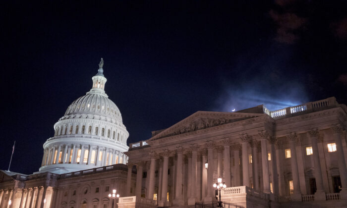 Vista nocturna del Capitolio en Washington, el 21 de enero de 2018. (Tasos Katopodis/Getty Images