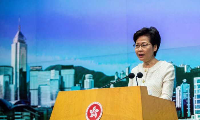 La jefa ejecutiva de Hong Kong, Carrie Lam, habla a los medios de comunicación sobre la nueva ley de seguridad nacional introducida en la ciudad en su conferencia de prensa semanal en Hong Kong el 7 de julio de 2020. (Isaac Lawrence/AFP vía Getty Images)